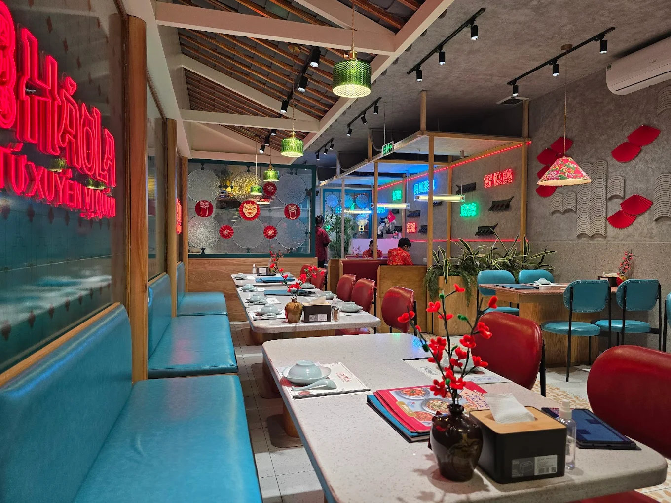 Hảo La là một nhà hàng Trung Hoa có phong cách trẻ trung, năng động, không gian rộng phù hợp với nhóm đông thực khách